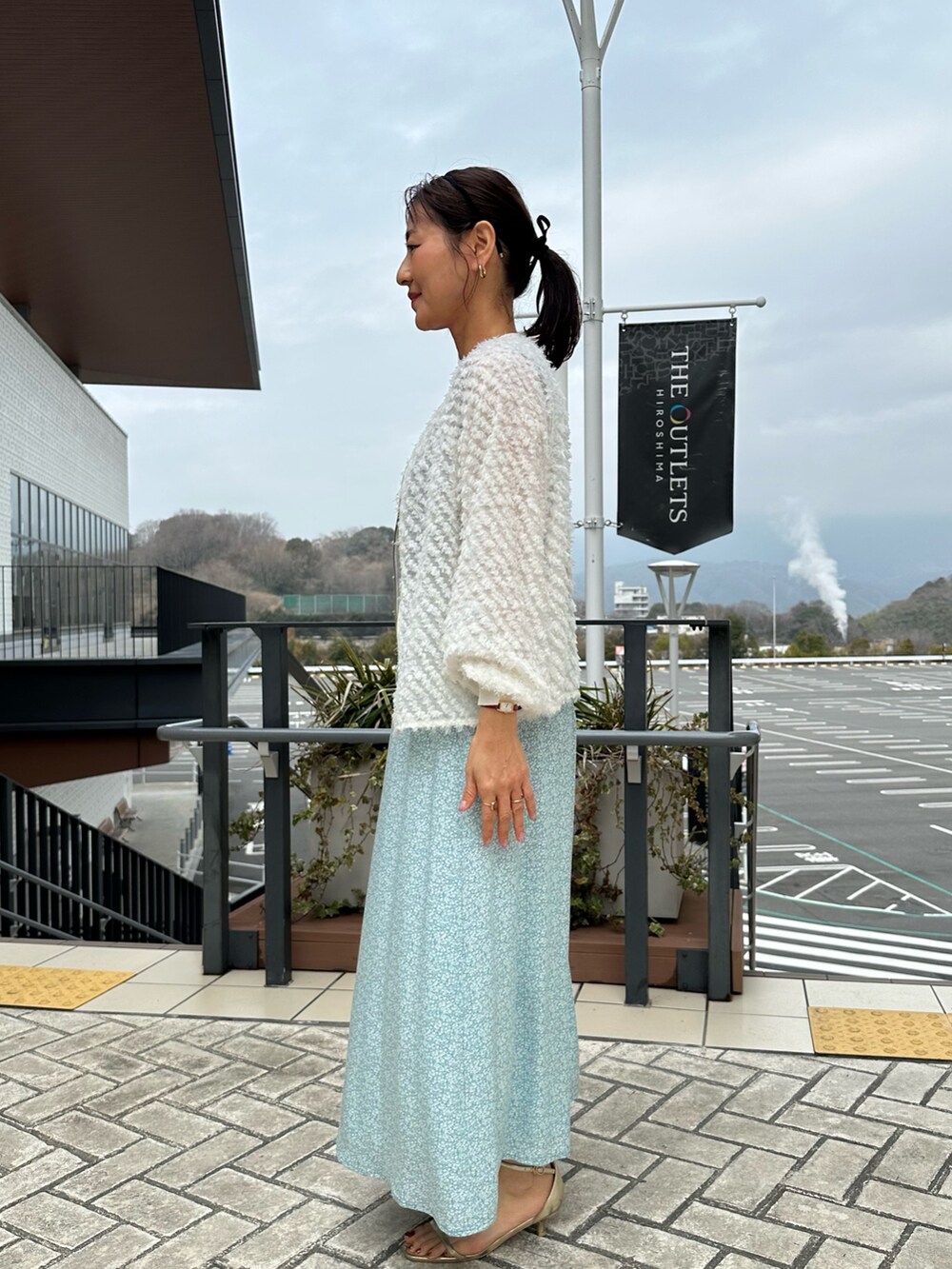 「春コーデ、春めき満開コーデ、春服コーデ、大人可愛い、大人コーデ、春、低身長女子、お花見コーデ、150cm台コーデ、低身長コーデ、シャギーカーディガン、花柄、花柄スカート、シアー、春服」｜「MICO COULIERのミニフラワープリントスカート（スカート、グリーン系）」を使った、daimonさん（骨格ナチュラル・レディース・154cm）の春コーディネートの2枚目の写真