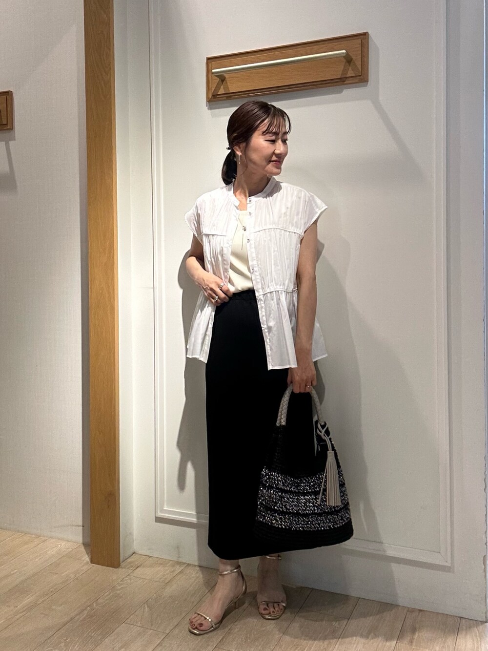 「レイヤードスタイル、夏コーデ、夏服コーデ、初夏コーデ、低身長女子、シアートップス、夏ファッション、おでかけコーデ、キレイめカジュアル、大人ファッション、低身長コーデ、お仕事コーデ、オフィスカジュアル、オトナカワイイ、梅雨」｜「MICO COULIERの60ボイルローンブラウス（シャツ/ブラウス、ホワイト系）」を使った、daimonさん（レディース・154cm）の夏コーディネートの4枚目の写真