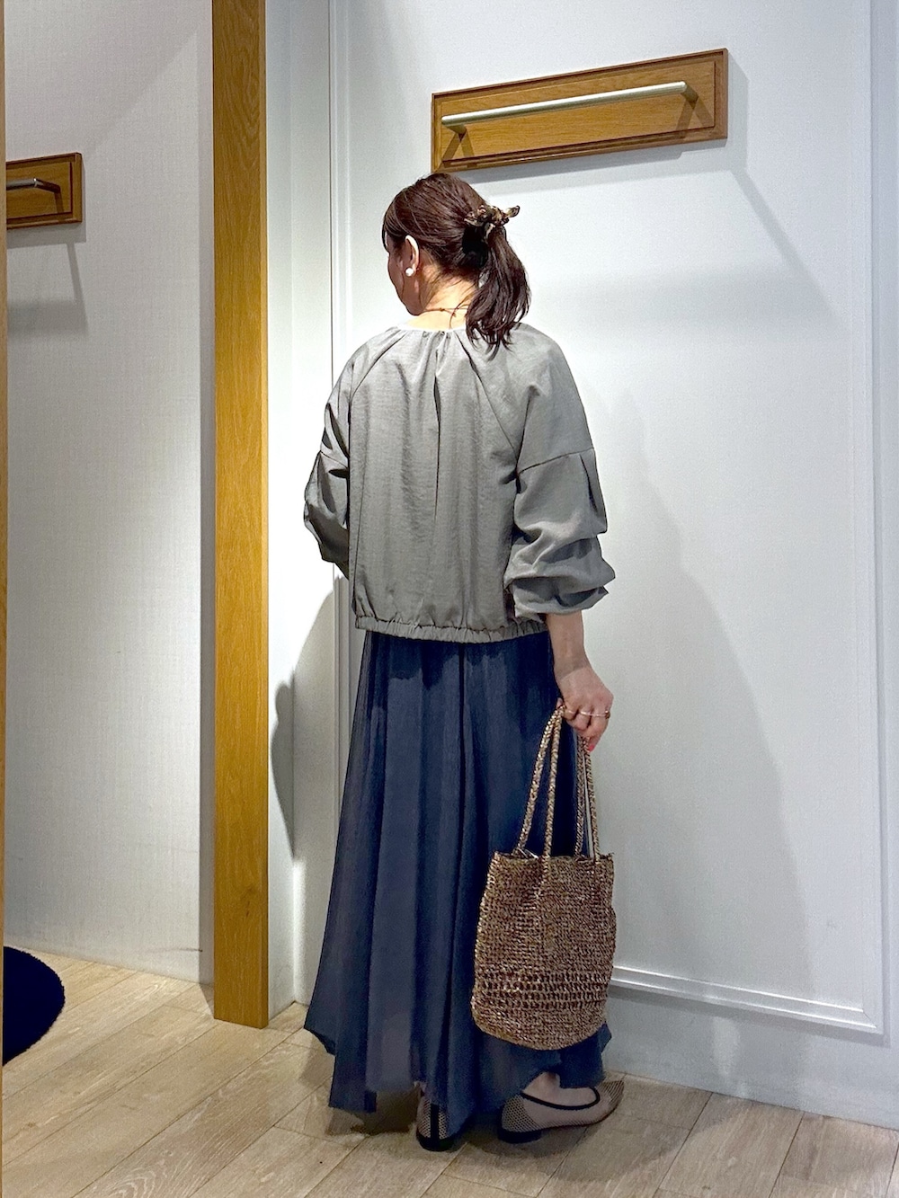 ホワイト系のTシャツ/カットソー、ブラック系のブルゾン、ブルー系のスカートを着用したレディースの春コーディネートの3枚目の写真