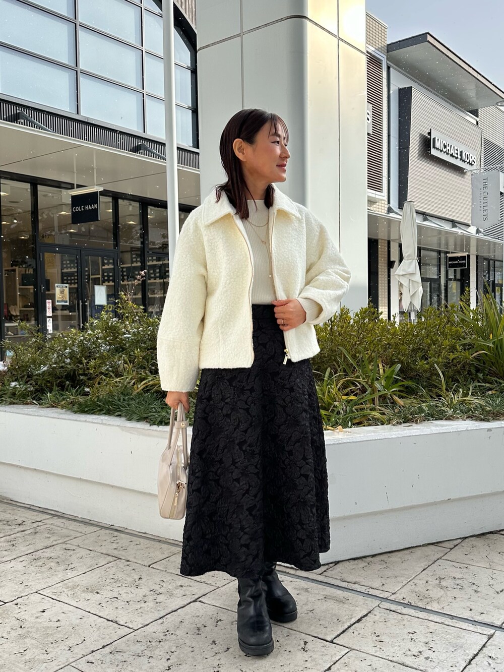 「冬アウター、オトナ女子、冬のコーデ、キレイめカジュアル、大人女子、スカートコーデ、お出かけコーデ、ホワイト、低身長女子、セレモニー、低身長コーデ、40代ファッション、きちんとスタイル、ジャガードスカート、ジャガード」｜「MICO COULIERのフライス編みナッピングジャケット（ブルゾン、ホワイト系）」を使った、daimonさん（骨格ナチュラル・レディース・154cm）の冬コーディネートの2枚目の写真