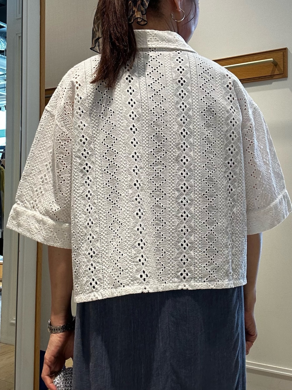 ホワイト系のシャツ/ブラウス、ブルー系のワンピース、シルバー系のトートバッグを着用したレディースの春コーディネートの7枚目の写真
