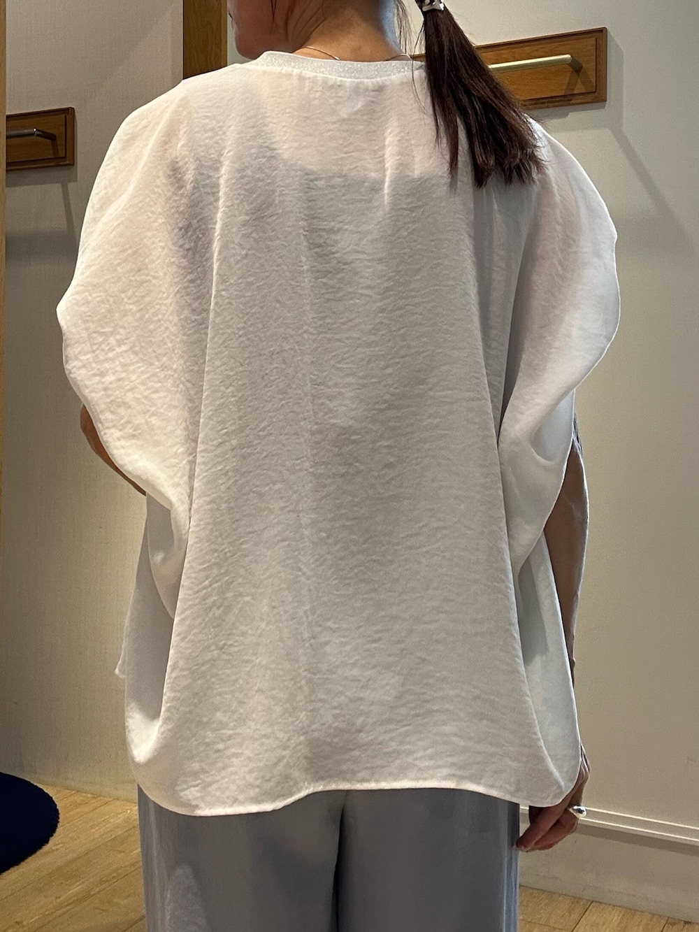 ホワイト系のシャツ/ブラウス、グレー系のダウンジャケット/コート、グレー系のその他パンツを着用したレディースの夏コーディネートの7枚目の写真