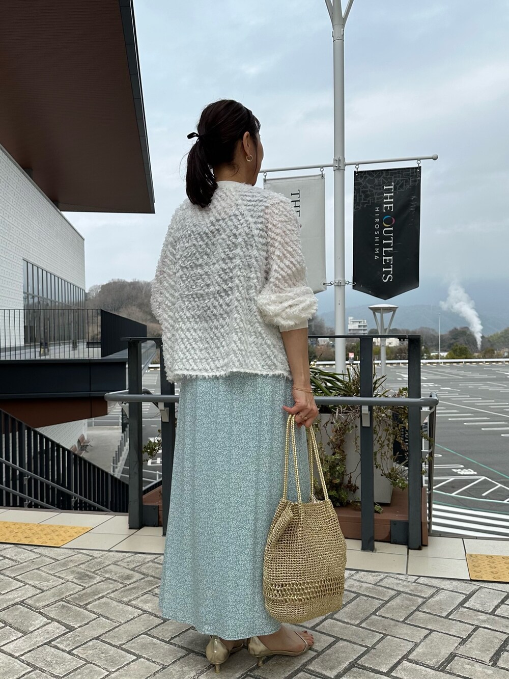 「春コーデ、春めき満開コーデ、春服コーデ、大人可愛い、大人コーデ、春、低身長女子、お花見コーデ、150cm台コーデ、低身長コーデ、シャギーカーディガン、花柄、花柄スカート、シアー、春服」｜「MICO COULIERのミニフラワープリントスカート（スカート、グリーン系）」を使った、daimonさん（骨格ナチュラル・レディース・154cm）の春コーディネートの3枚目の写真