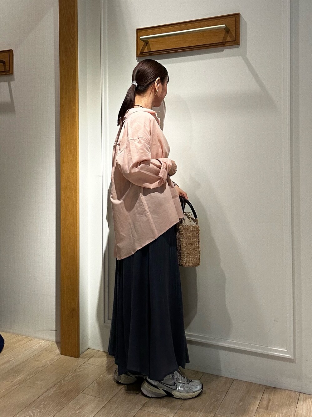 ブルー系のスカート、ホワイト系のタンクトップ、ピンク系のシャツ/ブラウスを着用したレディースの春コーディネートの5枚目の写真