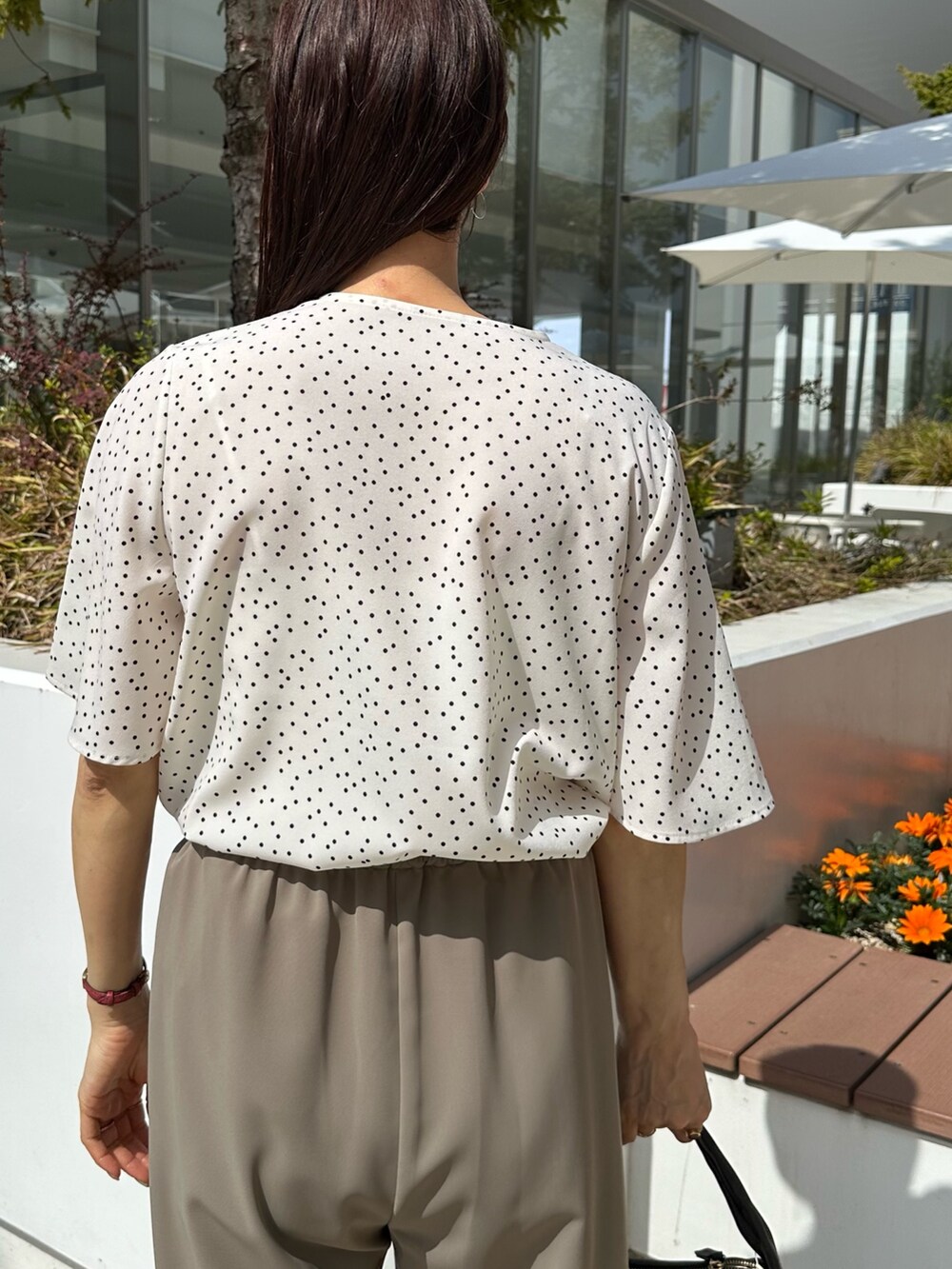 ホワイト系のシャツ/ブラウス、グリーン系のその他パンツ、ブラック系のショルダーバッグを着用したレディースの春コーディネートの7枚目の写真