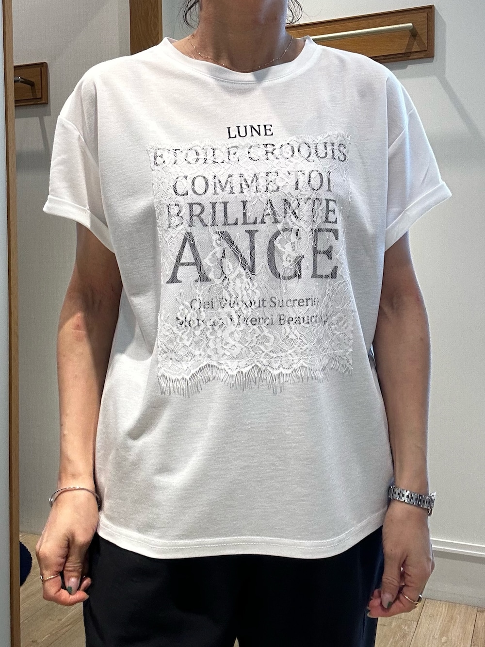 グレー系のバックパック/リュック、ホワイト系のTシャツ/カットソー、ブルー系のシャツ/ブラウスを着用したレディースの春コーディネートの10枚目の写真