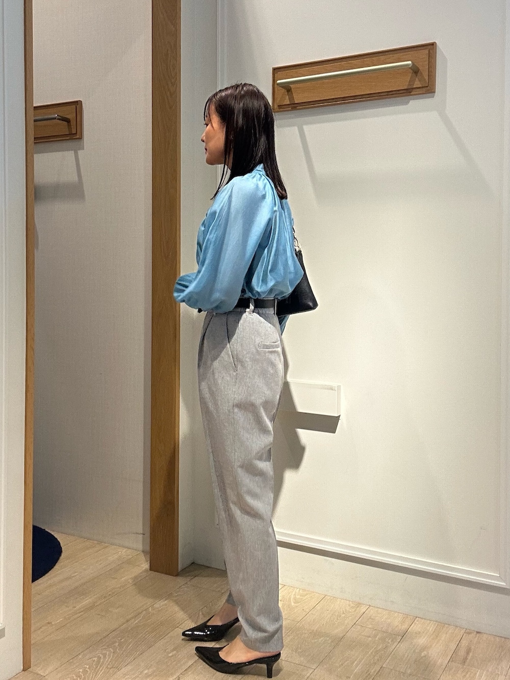 「ジャケット、春コーデ、パンツコーデ、スーツスタイル、セットアップ、セットアップスタイル、40代ファッション、お仕事コーデ、お仕事、ジャケットスタイル、低身長コーデ、低身長女子、グレージャケットコーデ、グレージャケット、春スーツ」｜「MICO COULIERの《セットアップ対応》ライトシャンブレージャケット（ノーカラージャケット、グレー系）」を使った、daimonさん（骨格ナチュラル・レディース・154cm）の春コーディネートの6枚目の写真