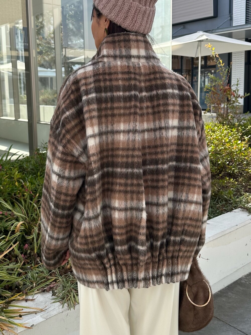 ホワイト系のその他パンツ、ブラウン系のテーラードジャケット、ホワイト系のニット/セーターを着用したレディースの冬コーディネートの6枚目の写真