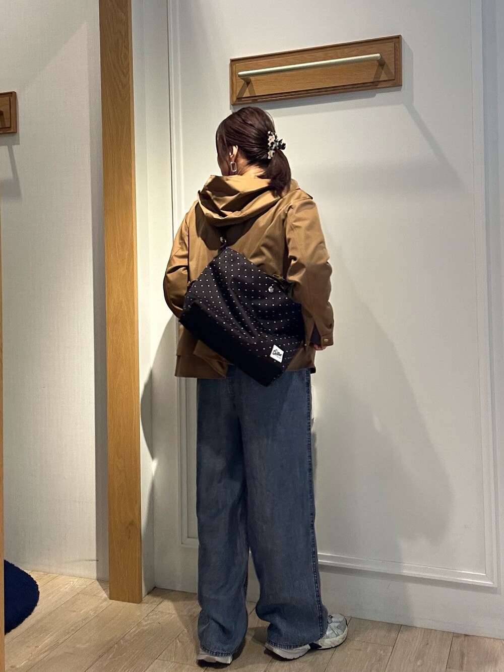 グレー系のTシャツ/カットソー、ブルー系のデニムパンツ、ブラウン系のブルゾンを着用したレディースの秋コーディネートの6枚目の写真