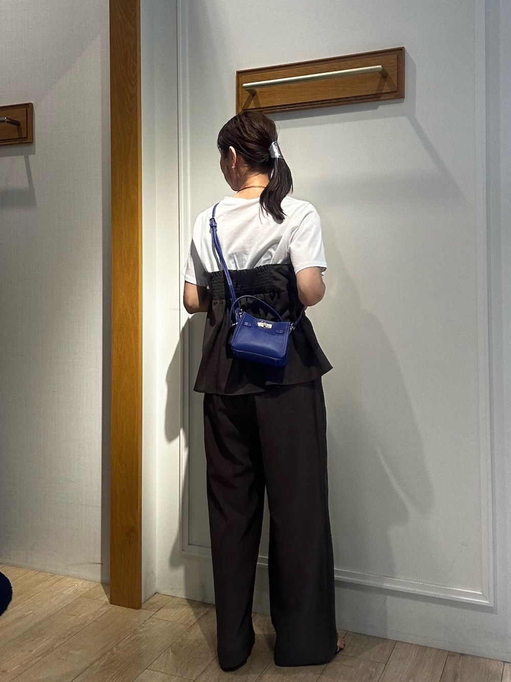 ブルー系のショルダーバッグ、ブルー系のブルゾン、グリーン系のシャツ/ブラウスを着用したレディースの春コーディネートの9枚目の写真