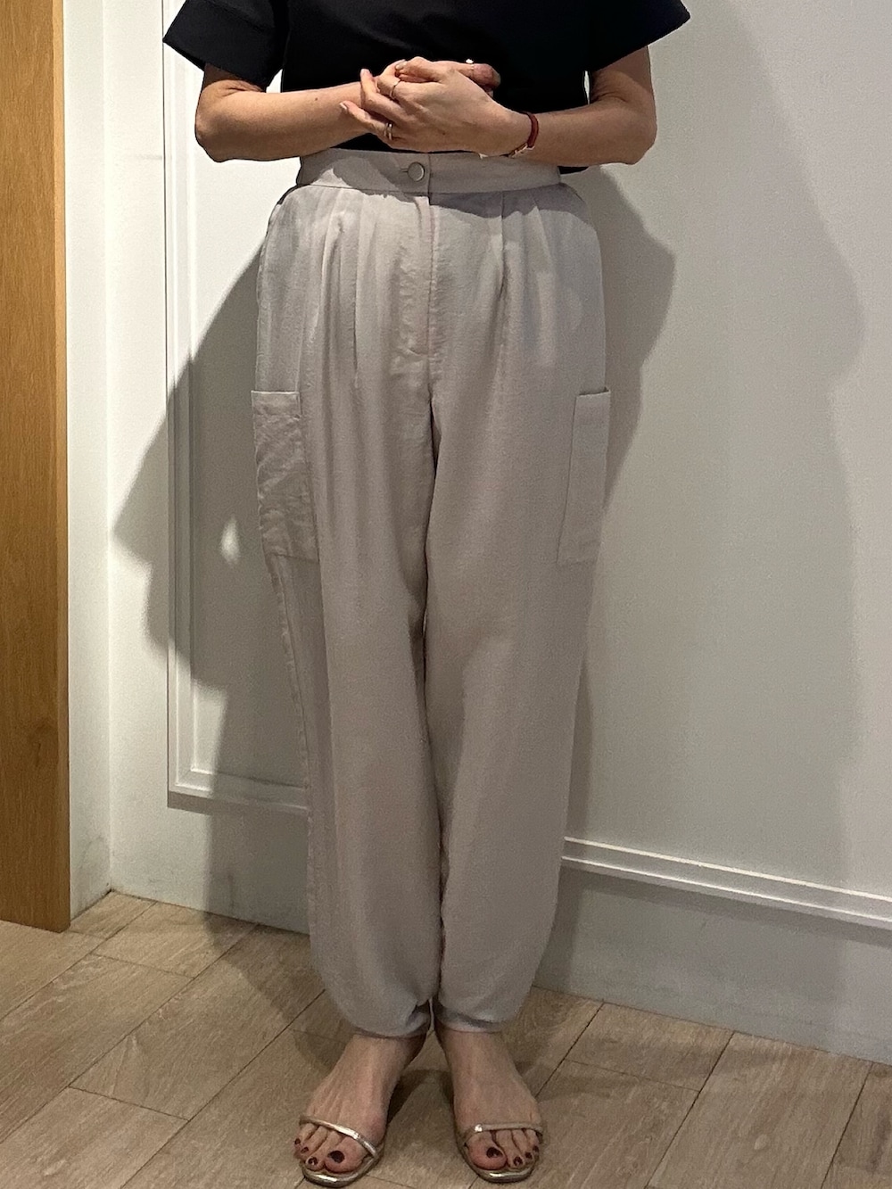 ベージュ系のその他パンツ、ブラック系のTシャツ/カットソー、グレー系のシャツ/ブラウスを着用したレディースの春コーディネートの8枚目の写真