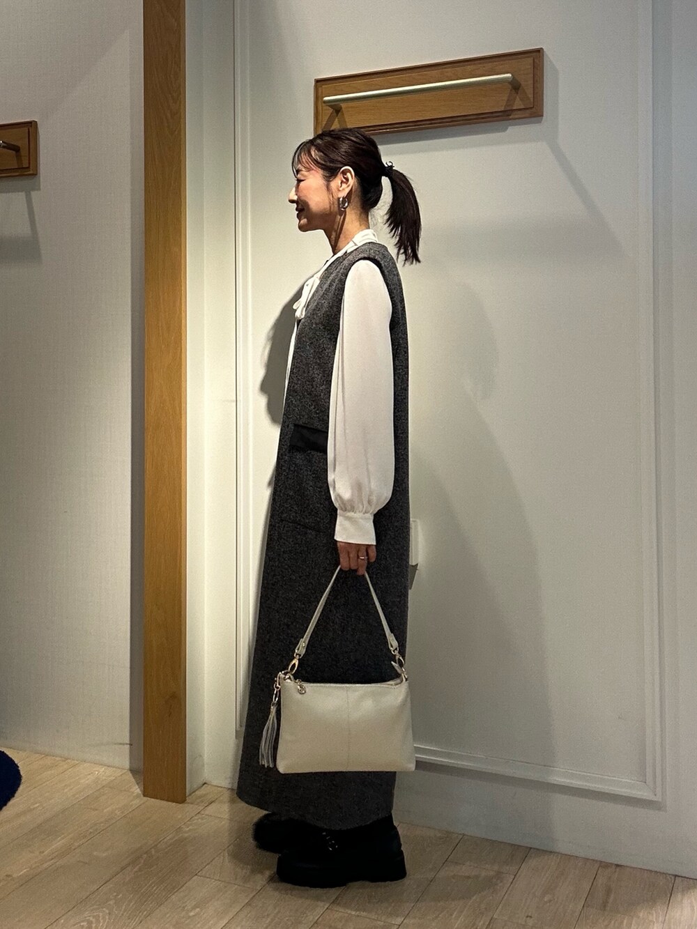 グレー系のワンピース、ホワイト系のシャツ/ブラウスを着用したレディースの秋コーディネートの5枚目の写真