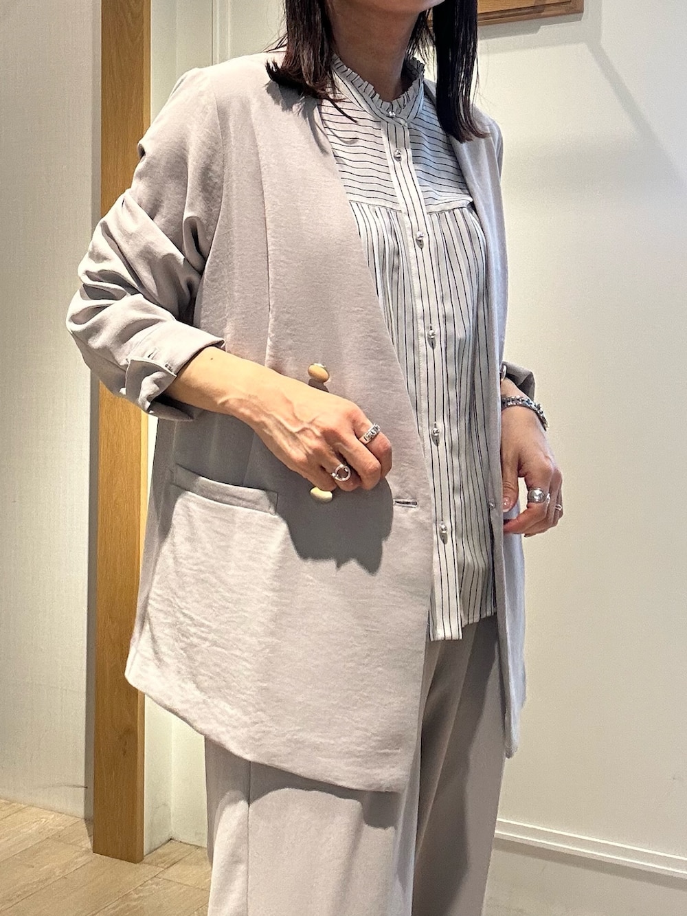 「春色、春めき満開コーデ、オトナ女子、着回しコーデ、キレイめ、春服、ママファッション、ベージュ、シャツコーデ、低身長コーデ、低身長女子、セットアップ、セットアップスタイル、40代ファッション、スーツスタイル」｜「MICO COULIERの《セットアップ対応》ハイストレッチカルゼワッシャーノーカラージャケット（ノーカラージャケット、ベージュ系）」を使った、daimonさん（骨格ナチュラル・レディース・154cm）の春コーディネートの5枚目の写真