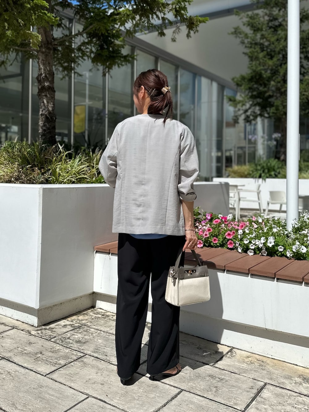 ブルー系のシャツ/ブラウス、ブルー系のその他パンツ、ベージュ系のショルダーバッグを着用したレディースの夏コーディネートの8枚目の写真