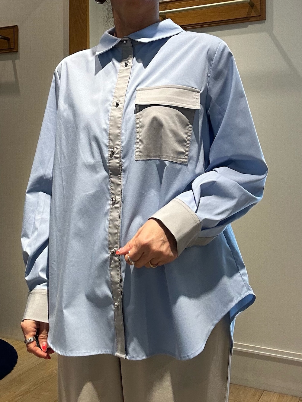 ブルー系のシャツ/ブラウス、ベージュ系のその他パンツ、ブルー系のその他アウターを着用したレディースの春コーディネートの4枚目の写真