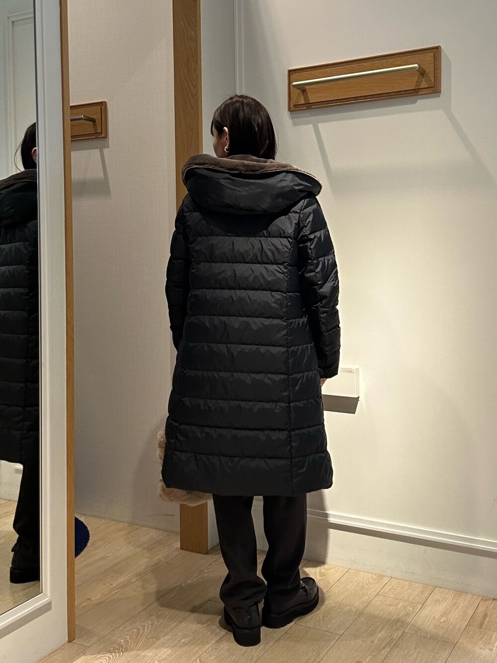 ブラック系のダウンジャケット/コートを着用したレディースの冬コーディネートの3枚目の写真