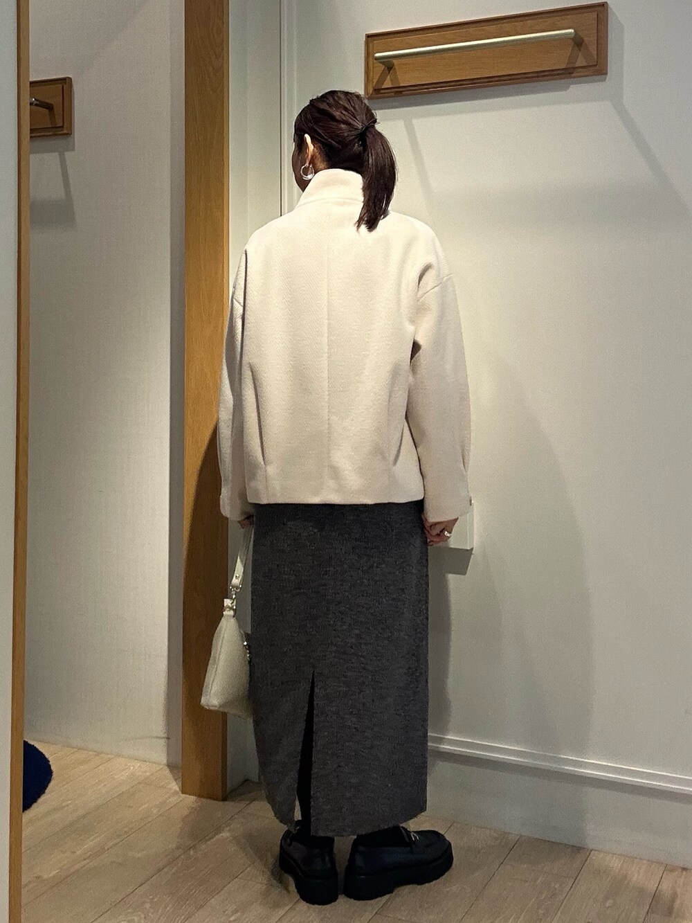 ホワイト系のテーラードジャケット、グレー系のワンピース、ホワイト系のシャツ/ブラウスを着用したレディースの秋コーディネートの3枚目の写真