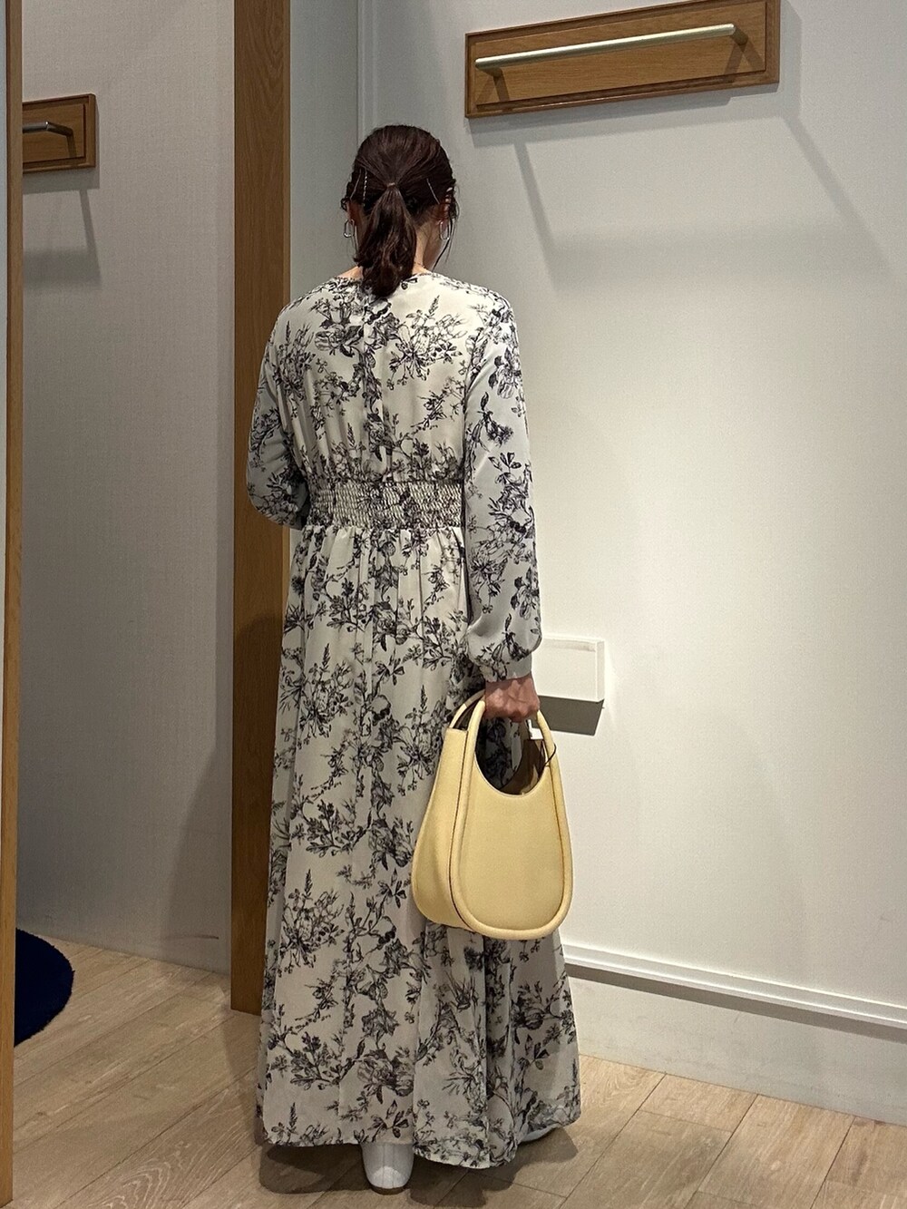 ベージュ系のワンピース、ブルー系のテーラードジャケットを着用したレディースの春コーディネートの4枚目の写真