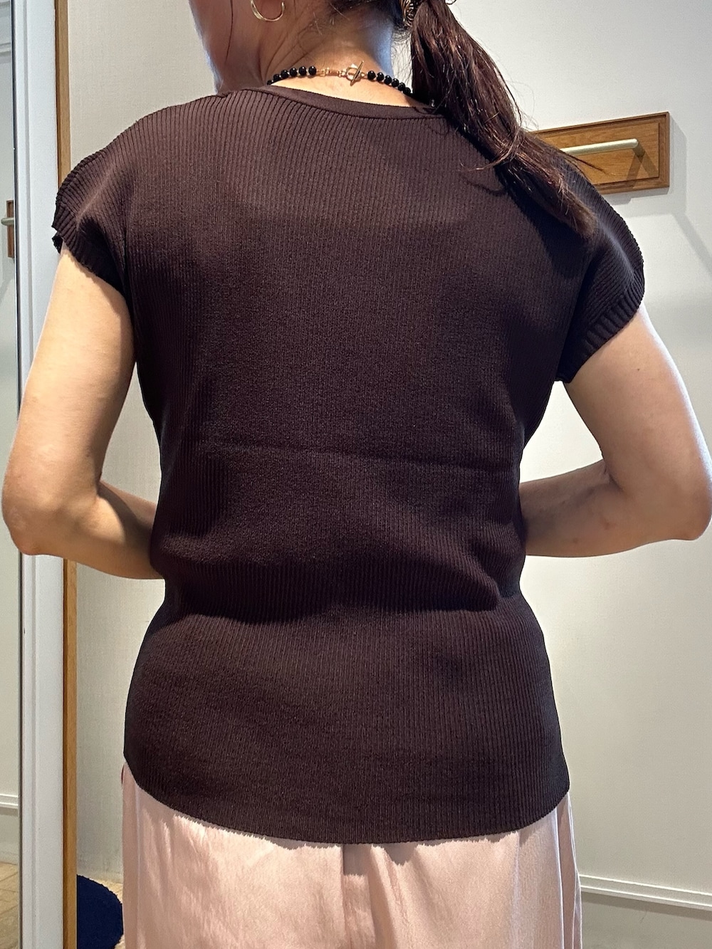 ブラウン系のカーディガン/ボレロ、グレー系のTシャツ/カットソー、ピンク系のその他パンツを着用したレディースの夏コーディネートの7枚目の写真