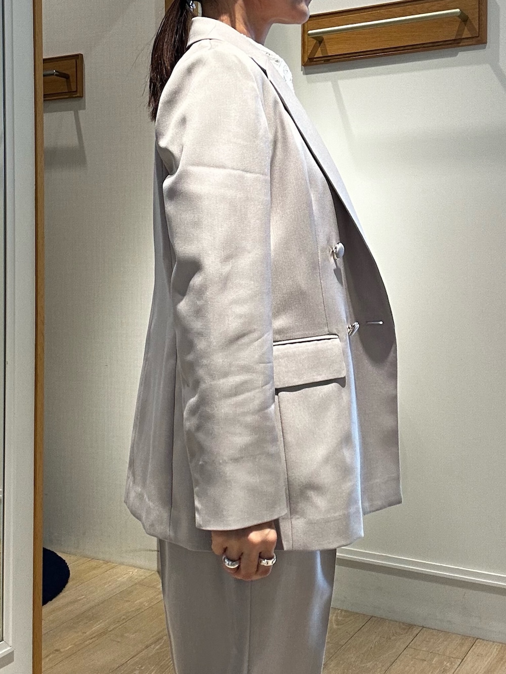 ベージュ系のテーラードジャケット、ベージュ系のその他パンツ、ホワイト系のシャツ/ブラウスを着用したレディースの冬コーディネートの5枚目の写真