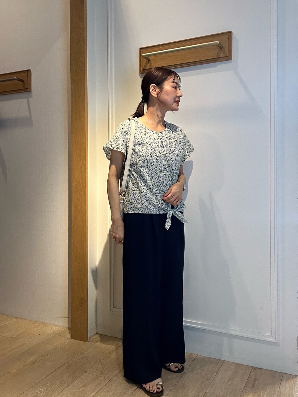 ブルー系のその他パンツ、グリーン系のシャツ/ブラウス、ゴールド系のネックレスを着用したレディースの春コーディネートの2枚目の写真