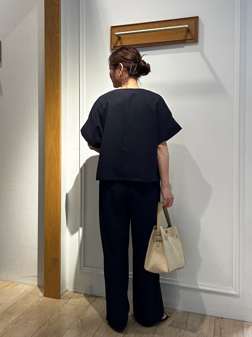 ブルー系のその他パンツ、ブルー系のダウンジャケット/コート、ホワイト系のTシャツ/カットソーを着用したレディースの夏コーディネートの2枚目の写真