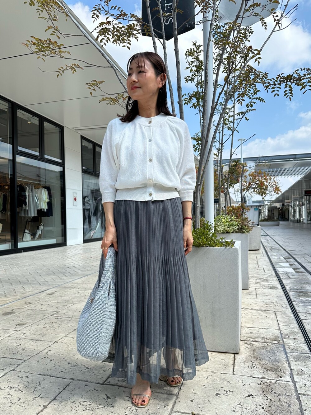 「大人カジュアル、休日スタイル、デートコーデ、春ファッション、カジュアルスタイル、シンプルスタイル、春、大人可愛い、低身長女子、オトナカワイイ、40代ファッション、スカートスタイル、低身長コーデ、スカートコーデ、カーディガンコーデ」｜「NOLLEY'S LIGHTの和紙混クルーネックカーディガン（カーディガン/ボレロ、ホワイト系）」を使った、daimonさん（骨格ナチュラル・レディース・154cm）の春コーディネートの8枚目の写真