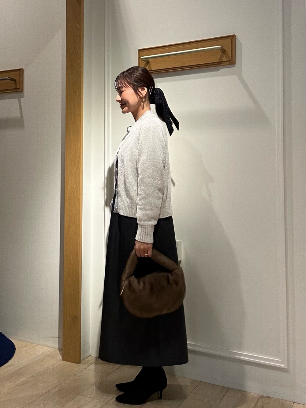 ベージュ系のシャツ/ブラウス、ホワイト系のカーディガン/ボレロ、グレー系のワンピースを着用したレディースの秋コーディネートの2枚目の写真
