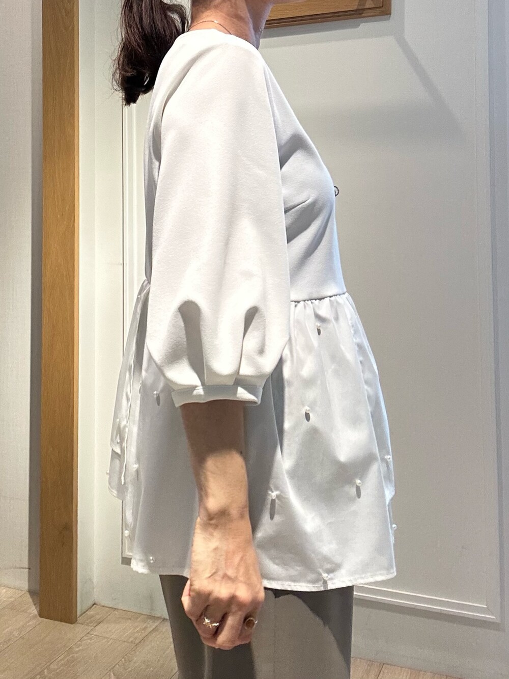 ホワイト系のシャツ/ブラウス、グリーン系のその他パンツ、ホワイト系のボストンバッグを着用したレディースの春コーディネートの5枚目の写真