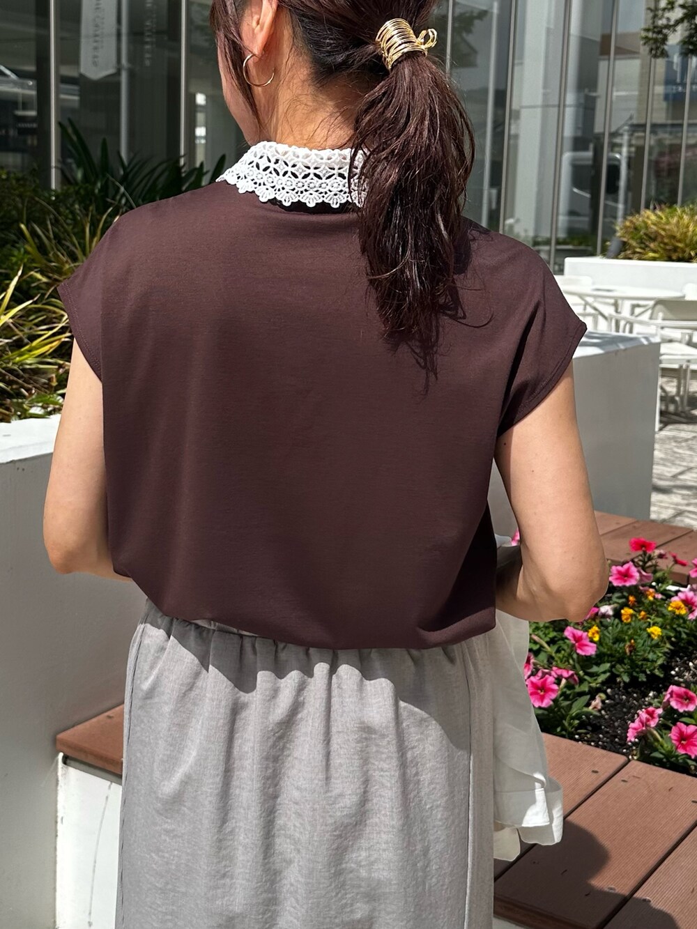 ホワイト系のノーカラージャケット、ブラック系のTシャツ/カットソー、グレー系のスカートを着用したレディースの夏コーディネートの7枚目の写真