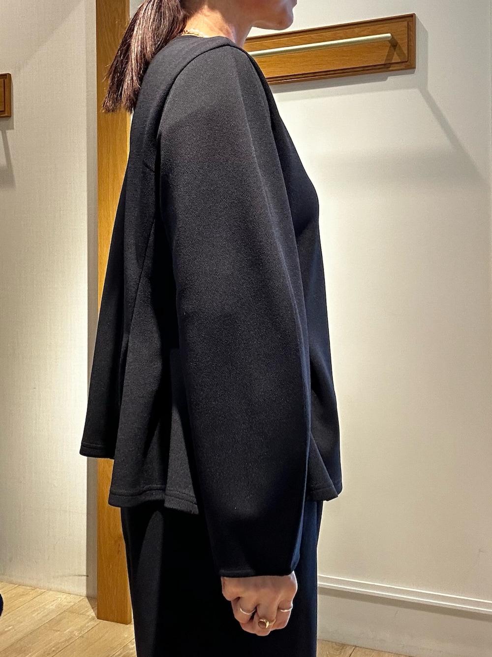 ブルー系のシャツ/ブラウス、ブルー系のその他パンツを着用したレディースの冬コーディネートの5枚目の写真