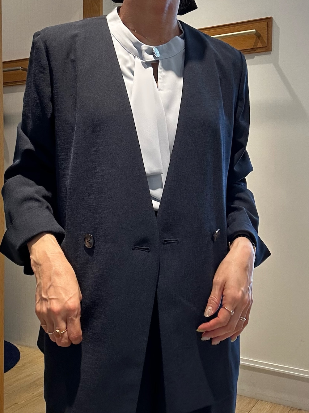 ブルー系のノーカラージャケット、ブルー系のその他パンツ、ブルー系のシャツ/ブラウスを着用したレディースの春コーディネートの6枚目の写真