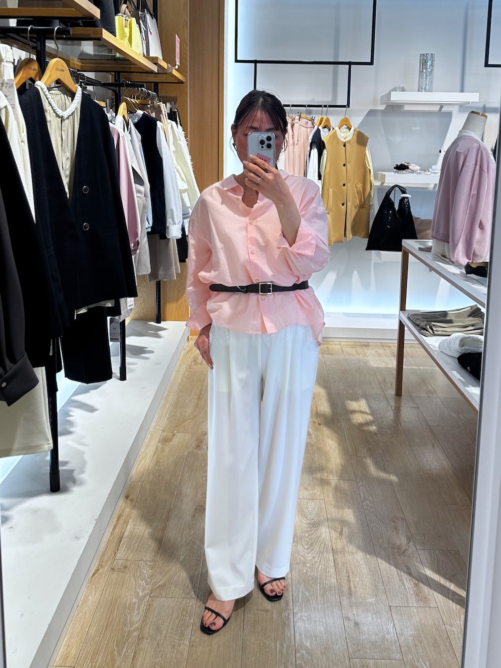 ピンク系のシャツ/ブラウス、ホワイト系のTシャツ/カットソー、ホワイト系のその他パンツを着用したレディースの春コーディネートの8枚目の写真