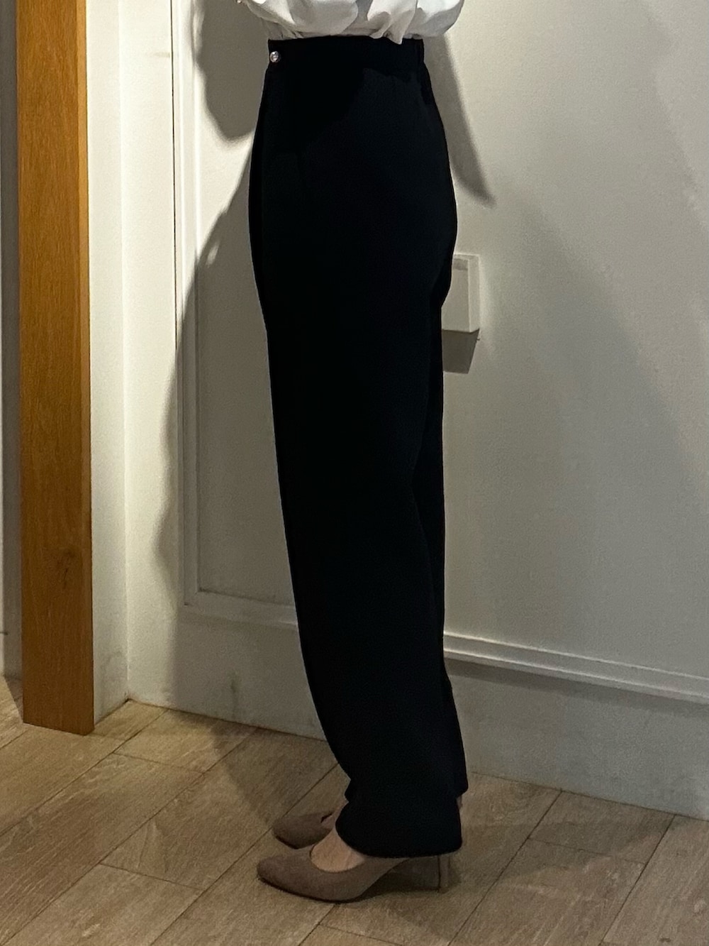 ブルー系のブルゾン、ホワイト系のシャツ/ブラウス、ブルー系のその他パンツを着用したレディースの冬コーディネートの8枚目の写真