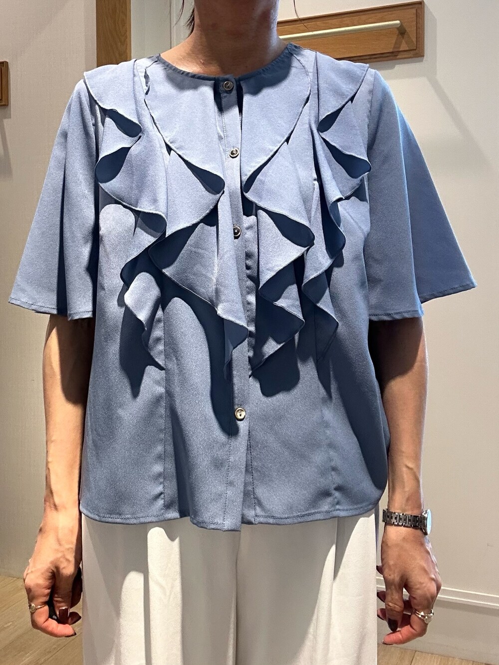 ブルー系のシャツ/ブラウス、ブラック系のサンダル、ブラック系のベルトを着用したレディースの夏コーディネートの6枚目の写真