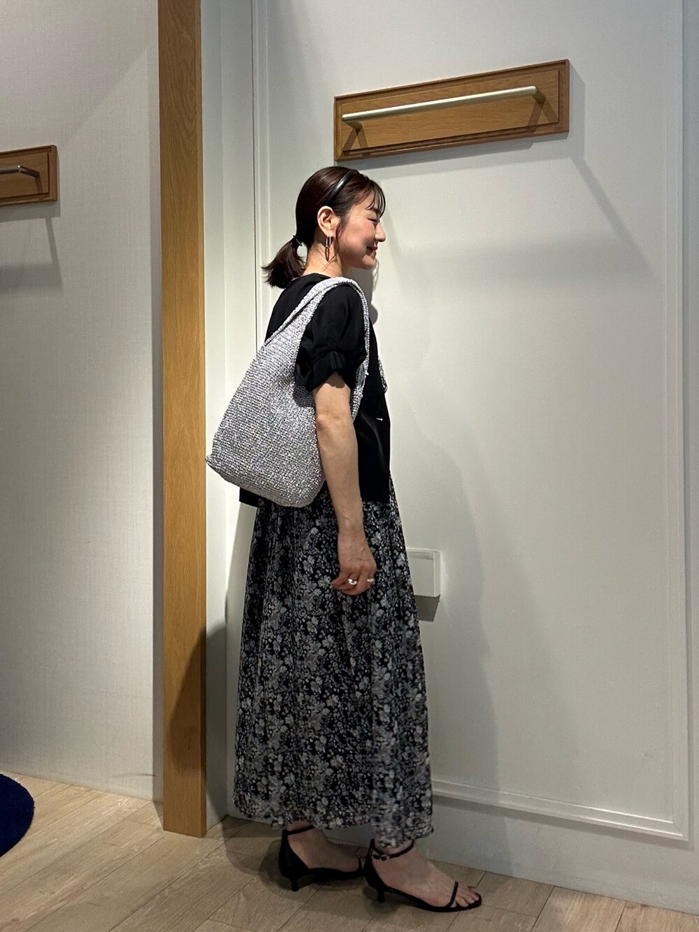 ブラック系のワンピース、ブラック系のノーカラージャケット、ブラック系のサンダルを着用したレディースの夏コーディネートの4枚目の写真