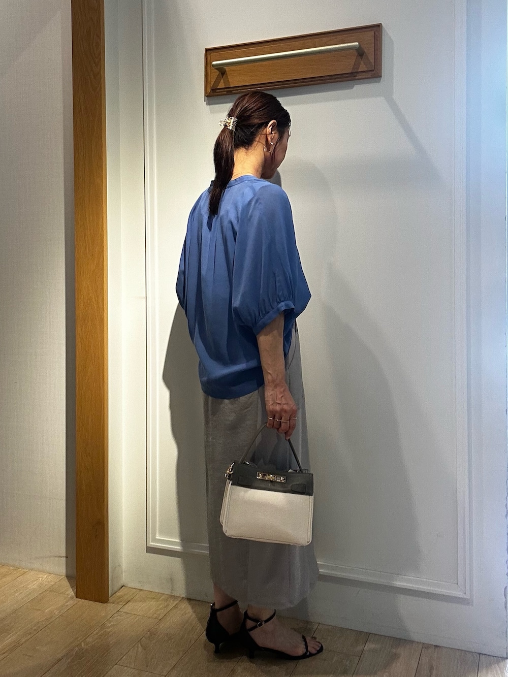 ブルー系のシャツ/ブラウス、ホワイト系のTシャツ/カットソー、グレー系のスカートを着用したレディースの夏コーディネートの3枚目の写真