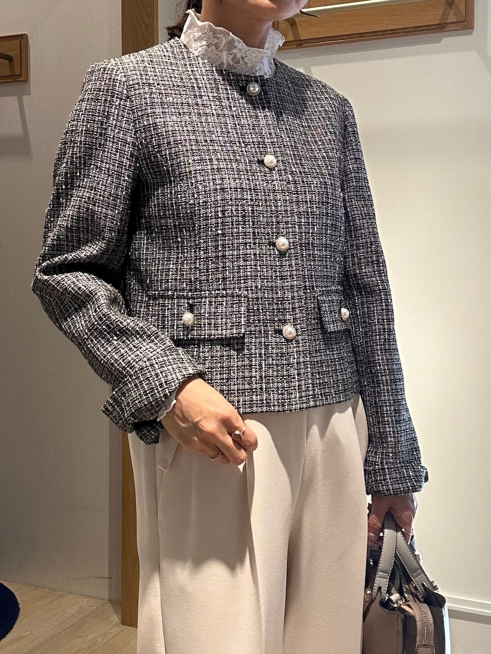 ブラック系のノーカラージャケット、ホワイト系のTシャツ/カットソー、ホワイト系のその他パンツを着用したレディースの冬コーディネートの4枚目の写真