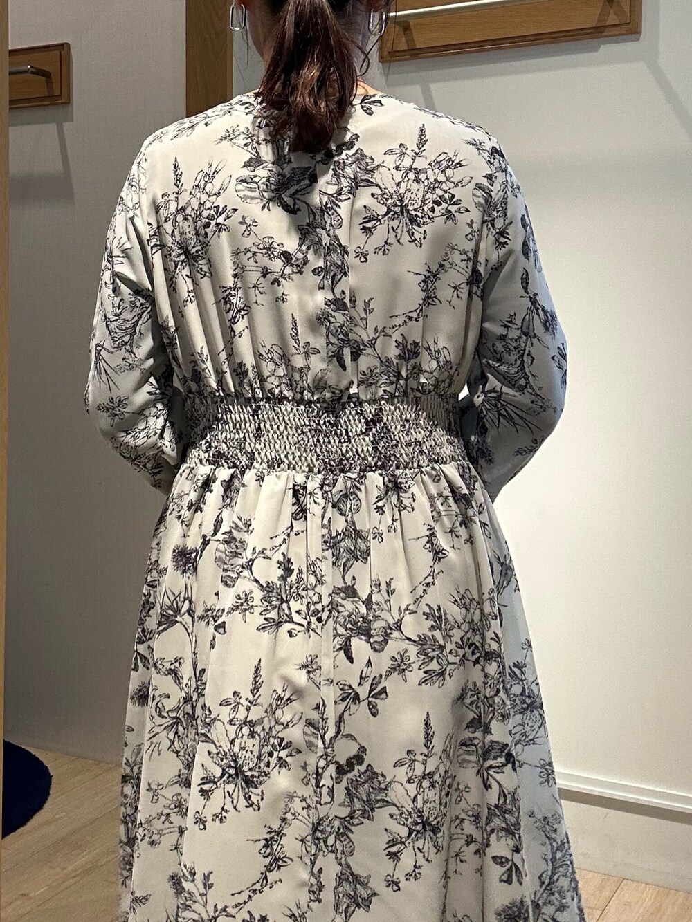 ベージュ系のワンピース、ブルー系のテーラードジャケットを着用したレディースの春コーディネートの9枚目の写真