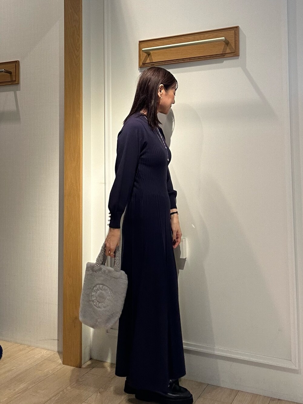 ブルー系のワンピース、グレー系のトートバッグ、ベージュ系のブルゾンを着用したレディースの秋コーディネートの4枚目の写真