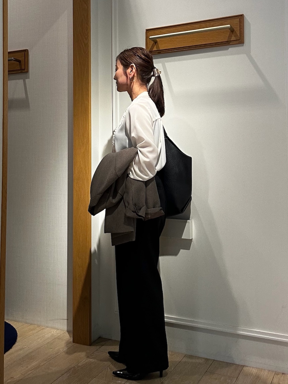 ブラウン系のテーラードジャケット、ブラック系のその他パンツ、ホワイト系のシャツ/ブラウスを着用したレディースの秋コーディネートの7枚目の写真