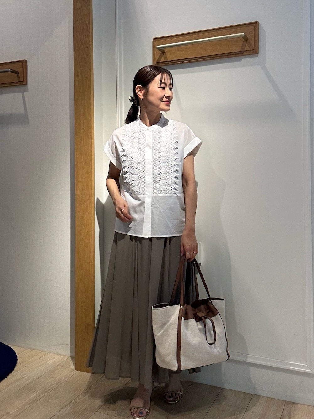 「夏ルックで気分アップ、休日スタイル、シンプルコーデ、きれいめカジュアル、夏コーデ、シアートップス、お出かけコーデ、夏服コーデ、今日のコーデ、150cm台コーデ、低身長コーデ、レースブラウス、白ブラウス、白ブラウス×スカート」｜「MICO COULIERの60ボイルローンレースブラウス（シャツ/ブラウス、ホワイト系）」を使った、daimonさん（レディース・154cm）の夏コーディネートの6枚目の写真