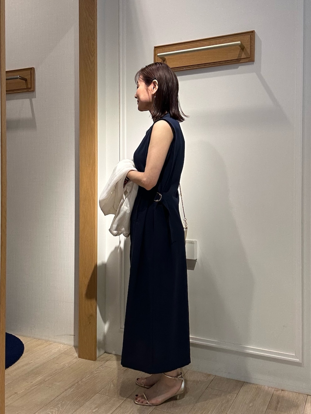「サンダル、カジュアルスタイル、オトナ女子、春服コーデ、大人ファッション、夏コーデ、夏ファッション、大人可愛い、授業参観日コーデ、ワンピーススタイル、ワンピース、低身長、低身長コーデ、低身長女子、ジャケットスタイル」｜「MICO COULIERの麻調合繊タック切替シャツワンピース（ワンピース、ブルー系）」を使った、daimonさん（骨格ナチュラル・レディース・154cm）の春コーディネートの2枚目の写真
