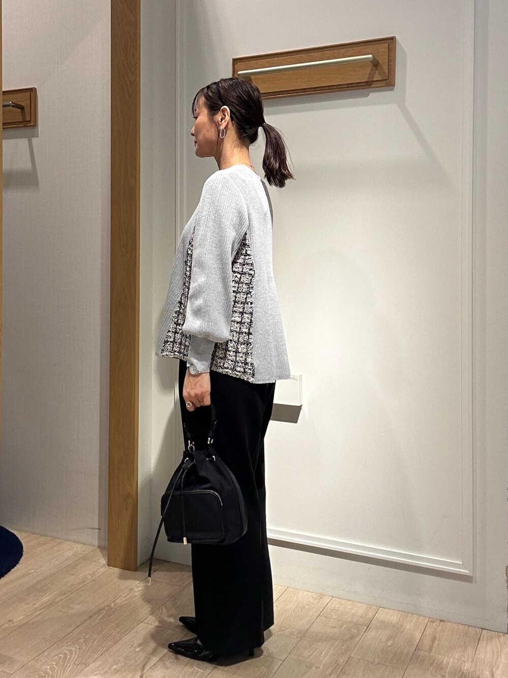 グレー系のニット/セーター、ブラック系のその他パンツを着用したレディースの冬コーディネートの3枚目の写真