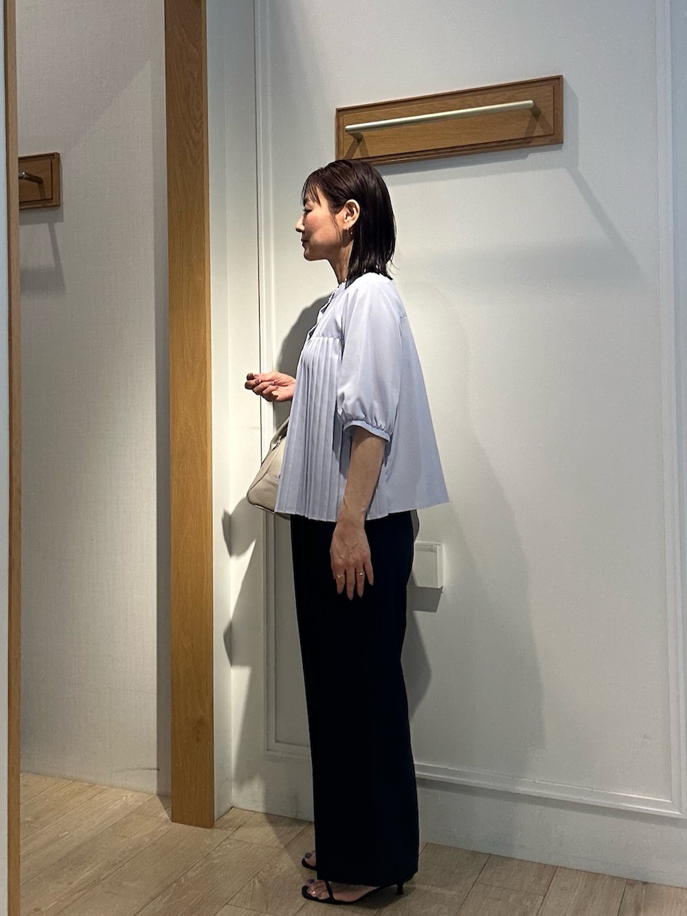 ブルー系のシャツ/ブラウス、ブルー系のその他パンツ、ブルー系のノーカラージャケットを着用したレディースの夏コーディネートの2枚目の写真