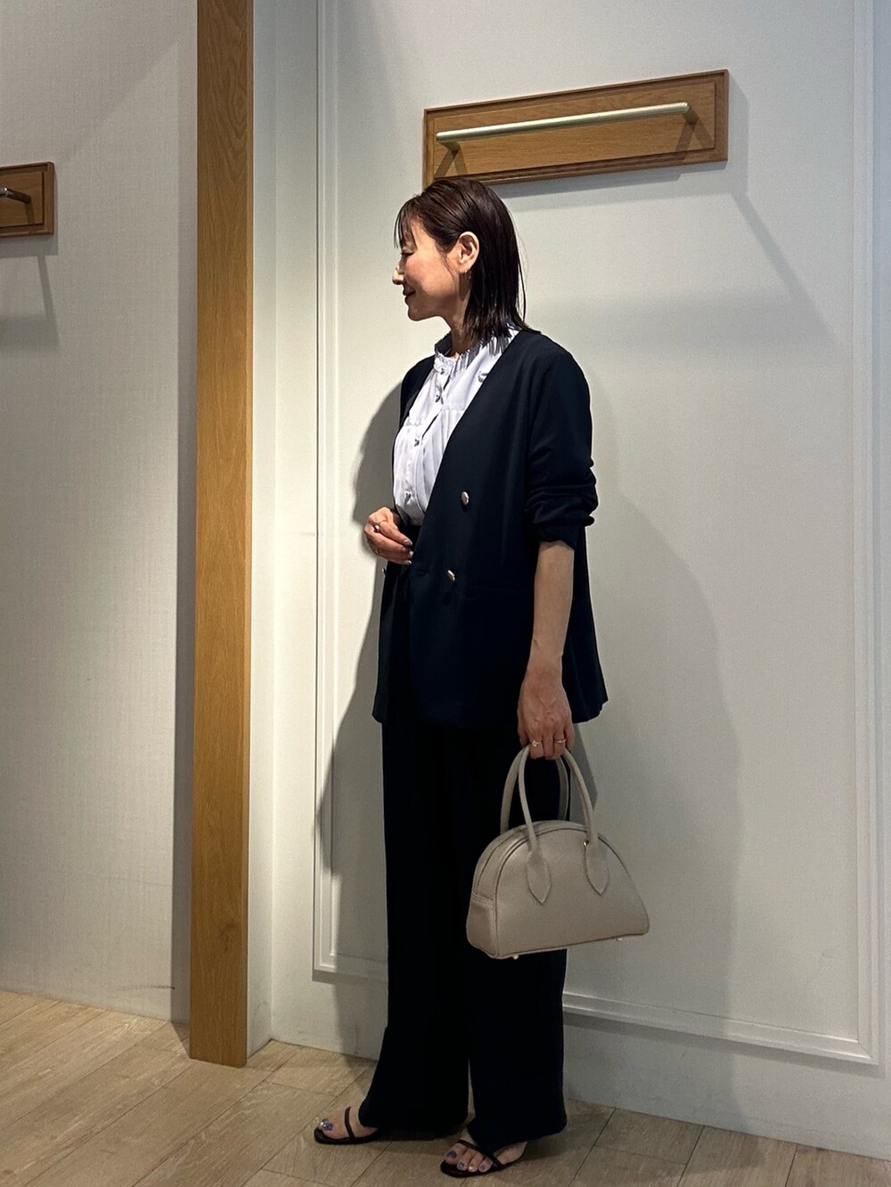 ブルー系のノーカラージャケット、ブルー系のシャツ/ブラウス、ブルー系のその他パンツを着用したレディースの夏コーディネートの2枚目の写真