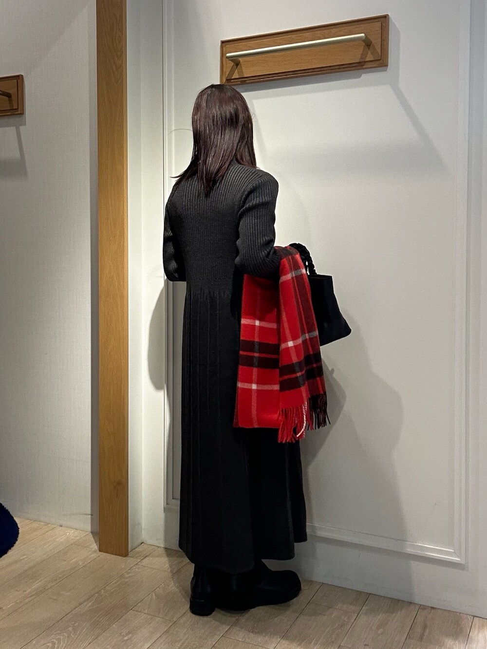 グレー系のワンピース、ブラック系のダウンジャケット/コート、ベージュ系のブルゾンを着用したレディースの冬コーディネートの3枚目の写真