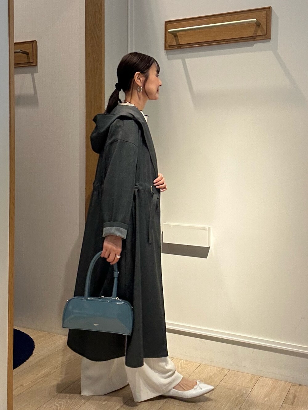 「春コーデ、春めき満開コーデ、春服コーデ、大人可愛い、大人コーデ、春、デニムコーデ、春服、デニム、低身長女子、お花見コーデ、カジュアルコーデ、大人カジュアル、150cm台コーデ、40代ファッション」|「MICO COULIERのドライタンブラーコート(その他アウター、ブルー系)」を使った、daimonさん(骨格ナチュラル・レディース・154cm)の春コーディネートの4枚目の写真