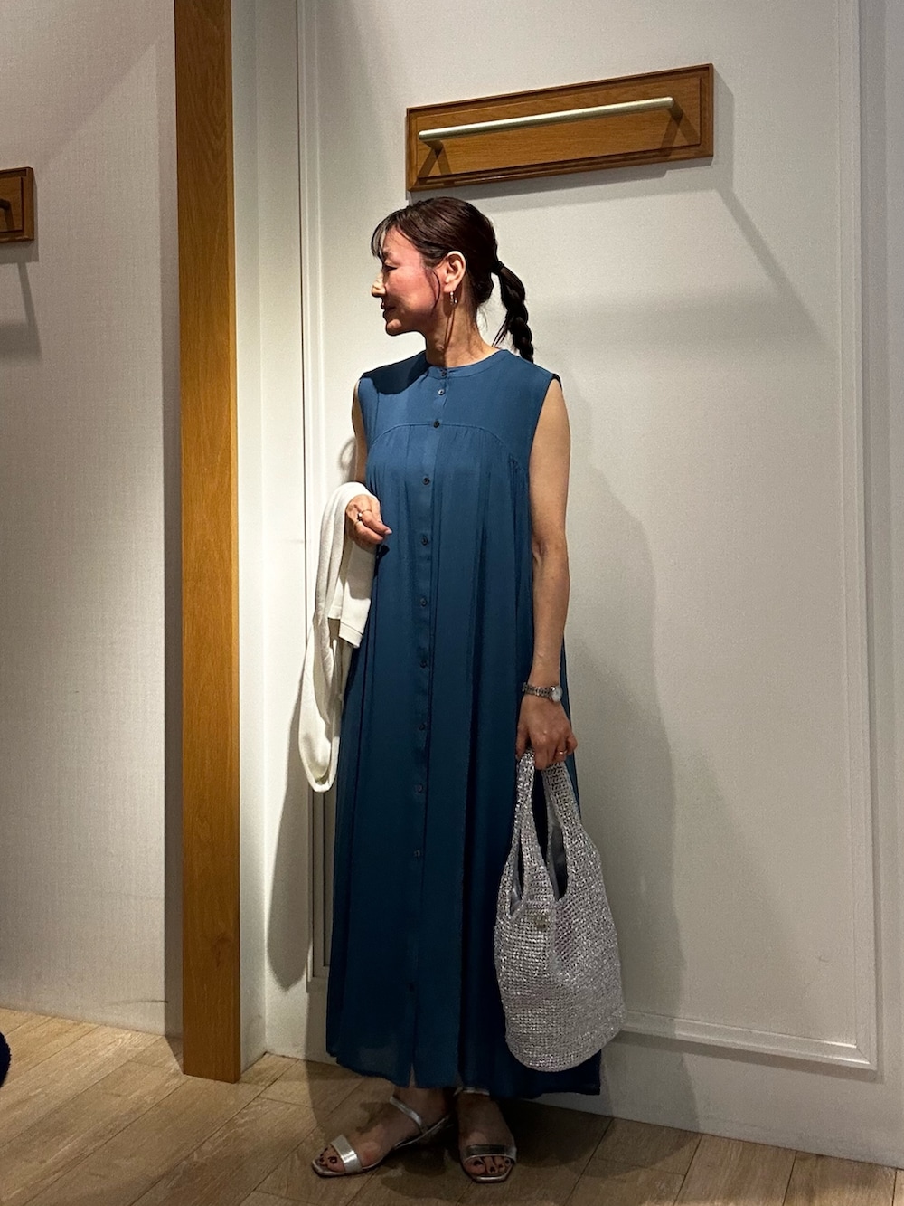 ブルー系のワンピース、ブルー系のカーディガン/ボレロ、シルバー系のトートバッグを着用したレディースの春コーディネートの10枚目の写真
