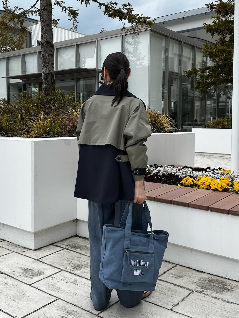 ホワイト系のシャツ/ブラウス、ブルー系のその他パンツ、ブルー系のトートバッグを着用したレディースの春コーディネートの10枚目の写真